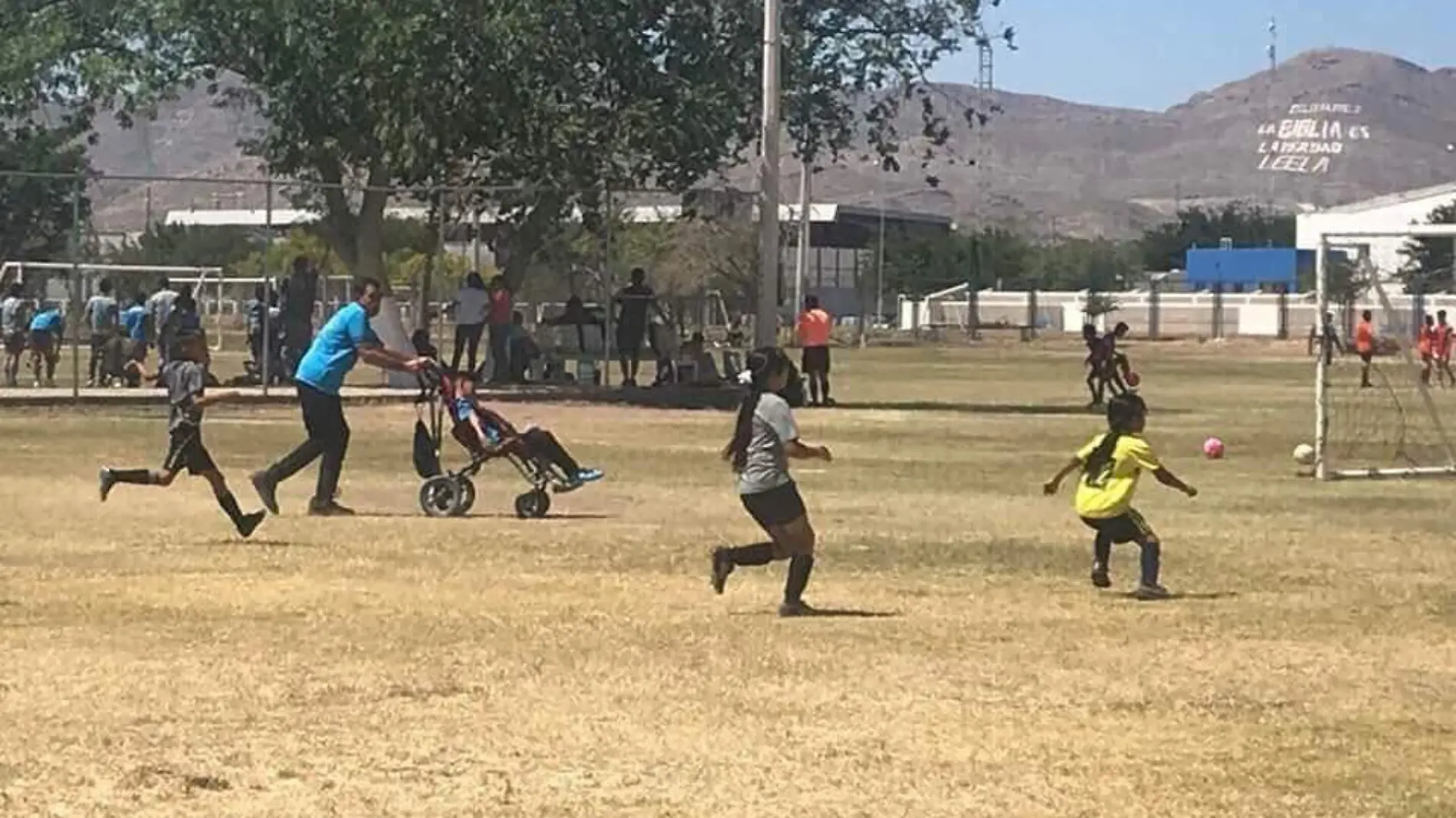 empuja a su hijo a jugar futbol